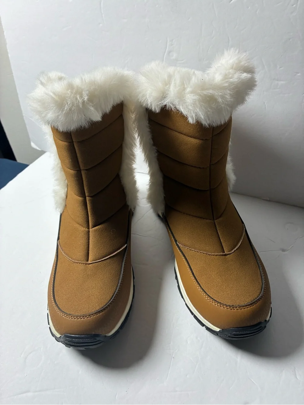 Lands' End Women's Tan Winter Boots with White Faux-Fur Collar